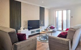 Bright 2 Bedroom Apt With Balcony In City Centre